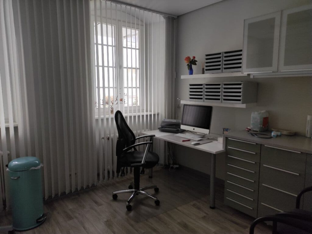 Sprechzimmer mit Schreibtisch