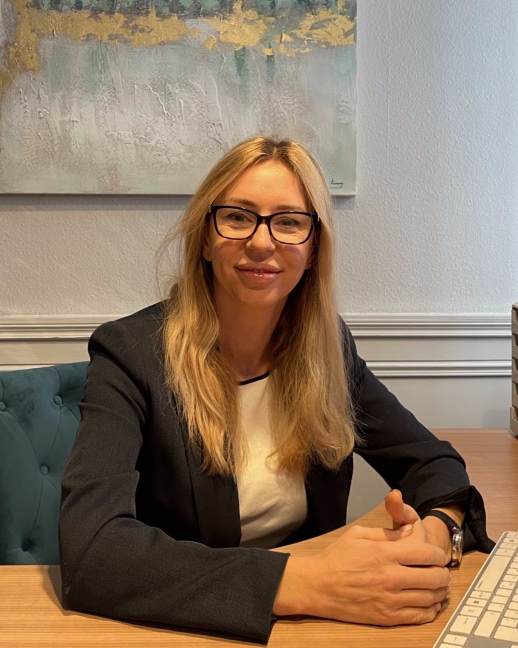 Viktoria Kopitko an ihrem Schreibtisch in der Praxis